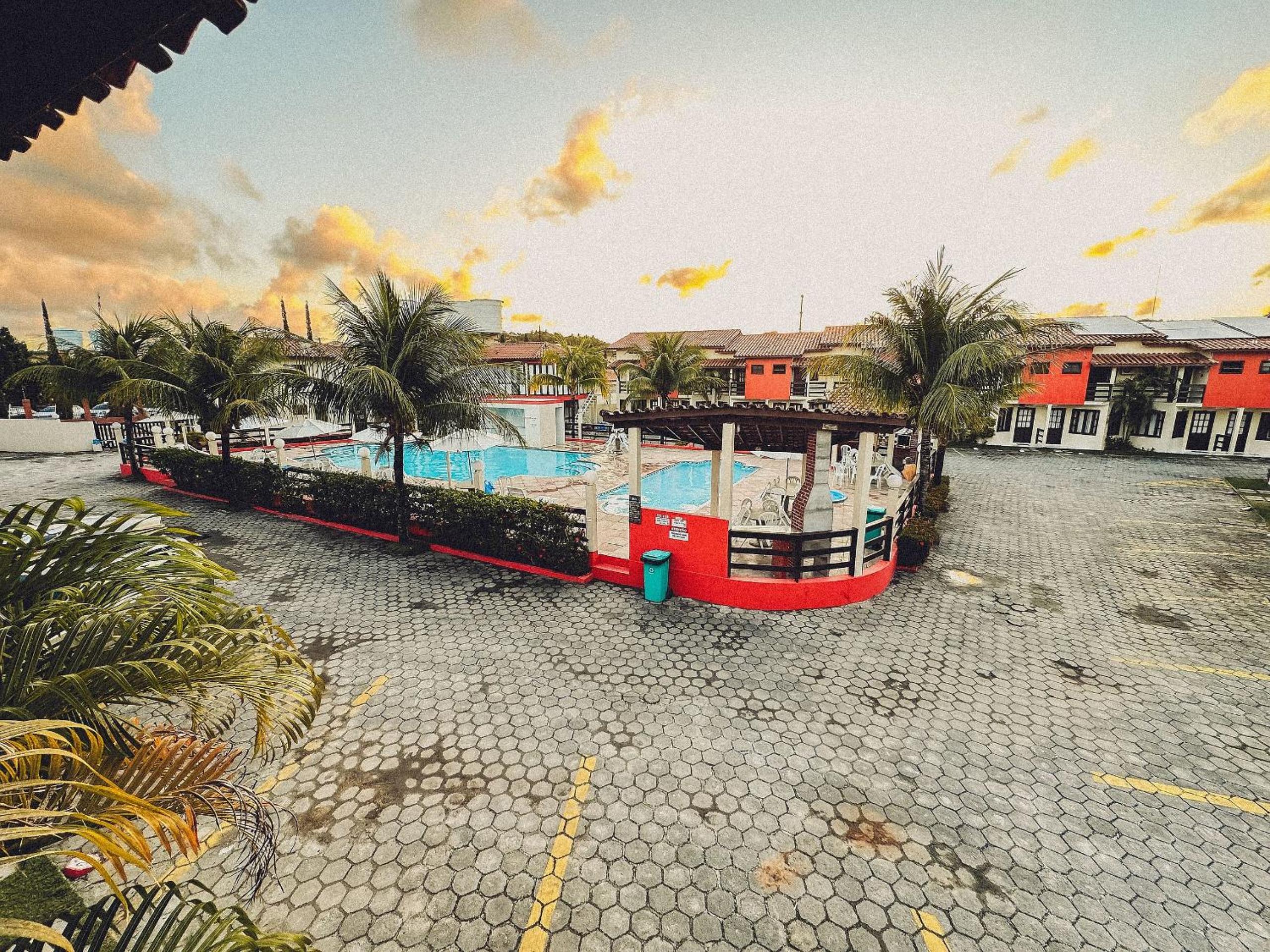 Casas no Residencial Mont Sinai com 2 ou 3 suítes (todas com ar), internet privativa 300MBPS a aproximadamento 250m da Praia de Taperapuã, condomínio com p