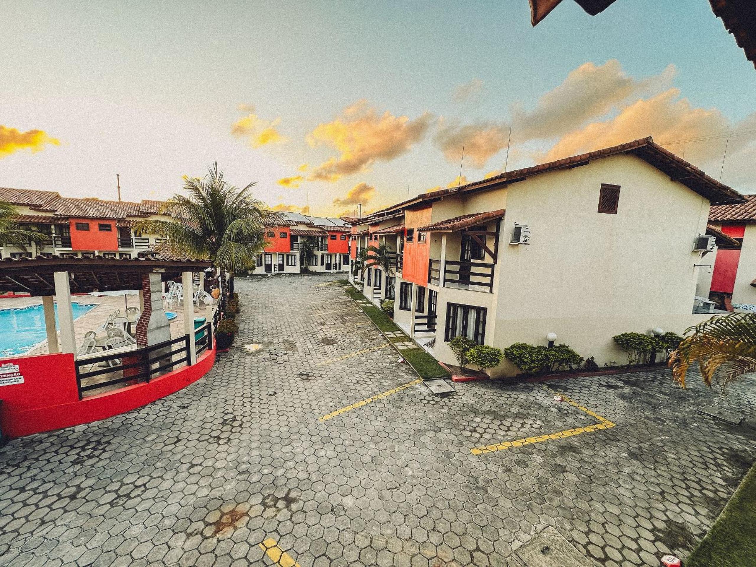 Casas no Residencial Mont Sinai com 2 ou 3 suítes (todas com ar), internet privativa 300MBPS a aproximadamento 250m da Praia de Taperapuã, condomínio com p