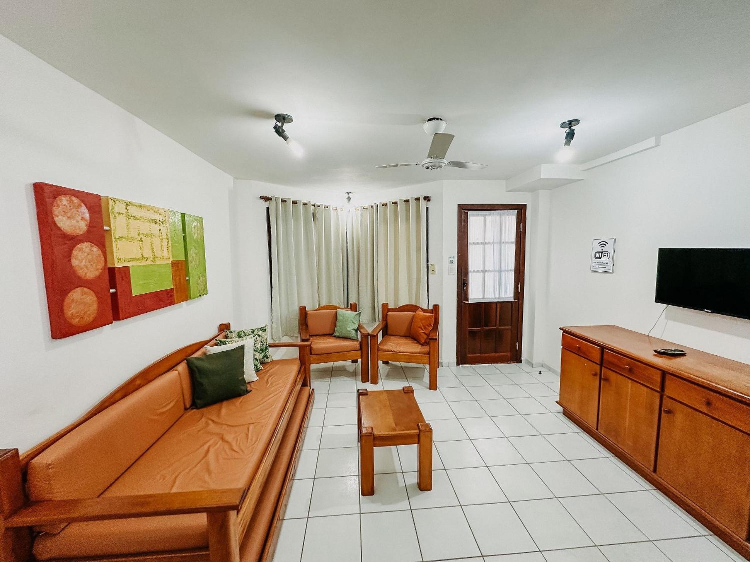 Casas no Residencial Mont Sinai com 2 ou 3 suítes (todas com ar), internet privativa 300MBPS a aproximadamento 250m da Praia de Taperapuã, condomínio com p