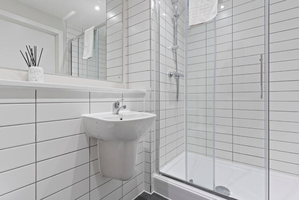 Cozy & Modern 2-Bedroom Retreat - Perfectly Located Near Liverpool City Centre view 4