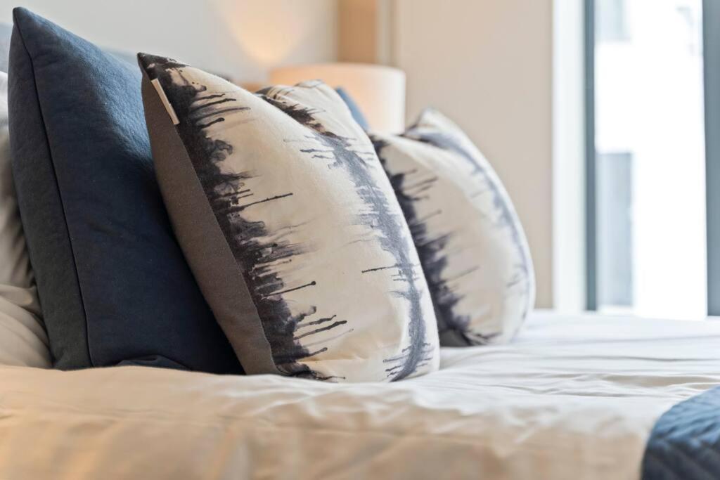 Cozy & Modern 2-Bedroom Retreat - Perfectly Located Near Liverpool City Centre view 5