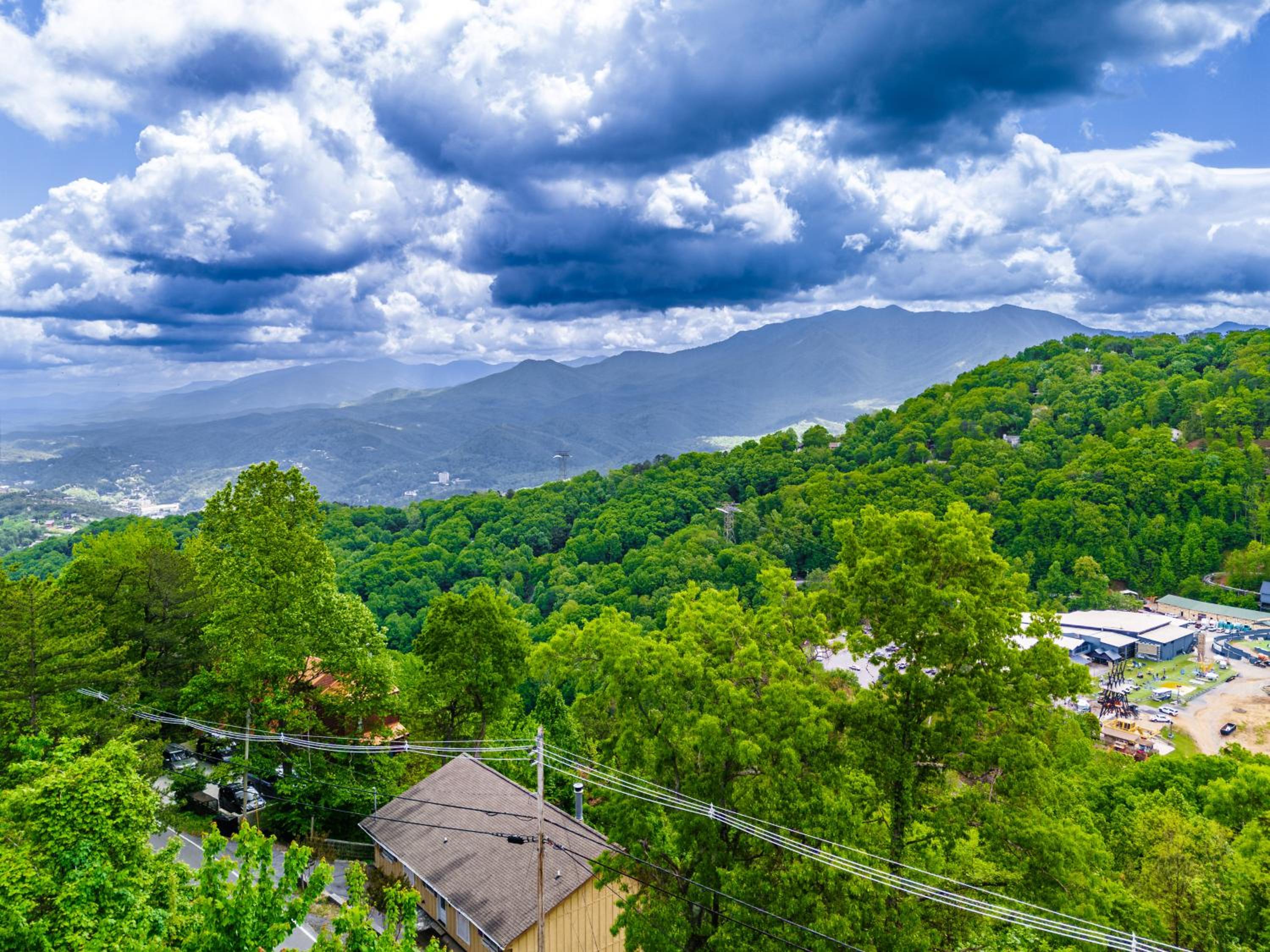 Classy Bear Cabin - Summit Views of Ober Mountain, Hot Tub, 3 King Beds, 2 Mi to Downtown view 4
