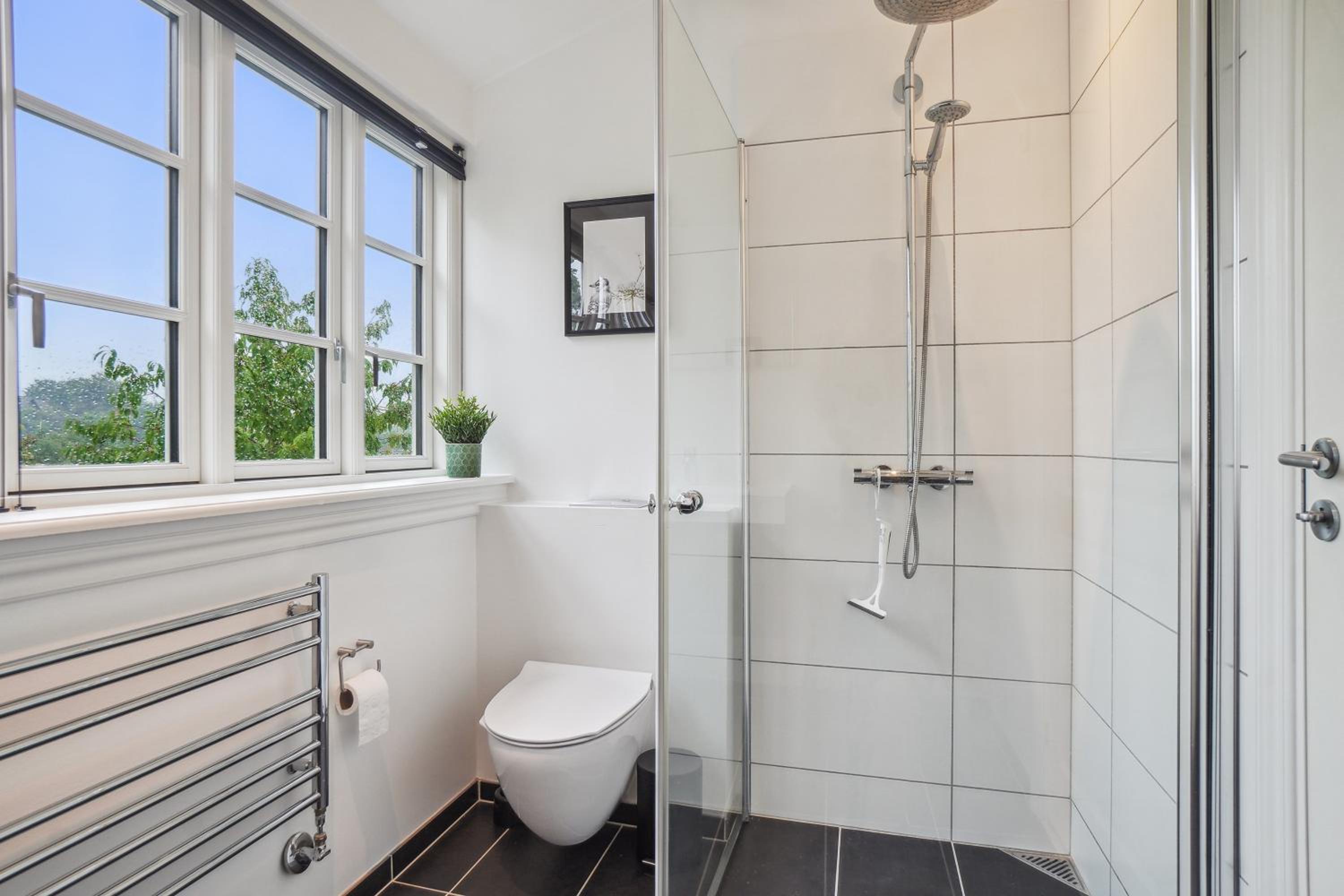 Nyrenoveret 3BR nær Aarhus m Gratis Parkering