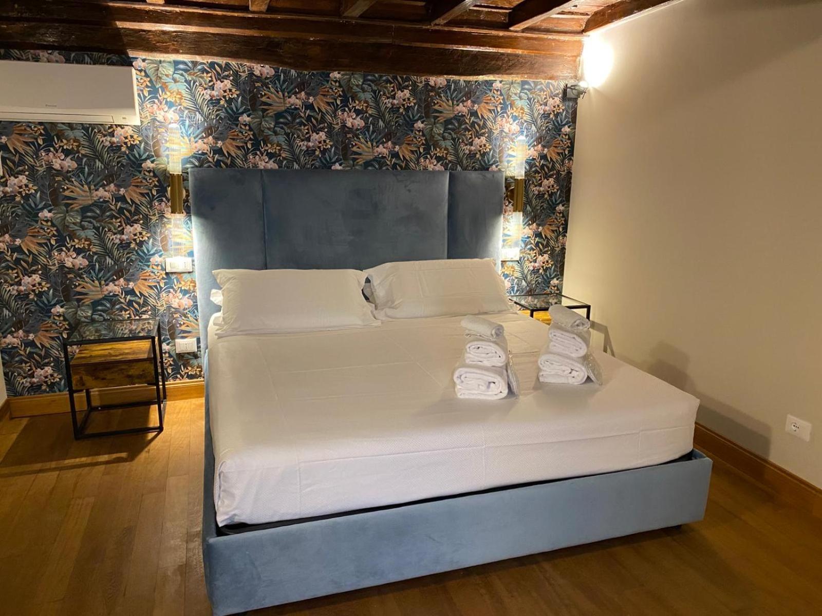 Golden Pantheon Rooms