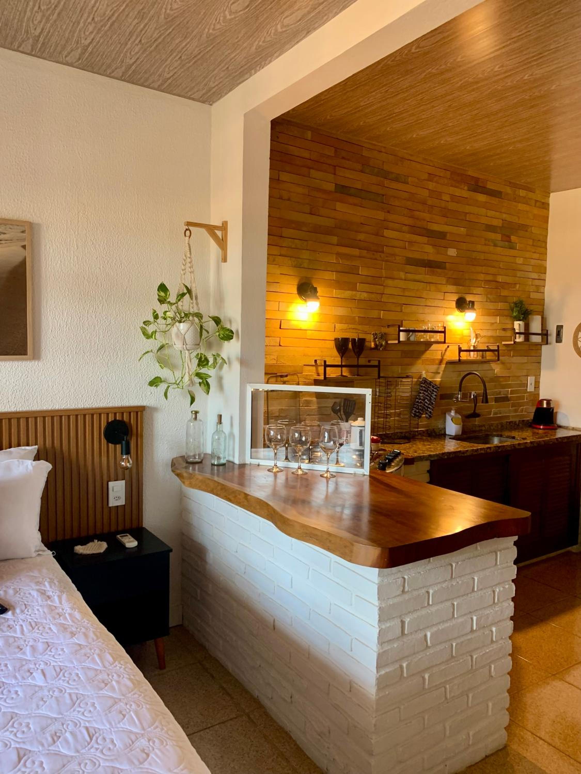 Suíte frente mar com cozinha e quintal pés na areia