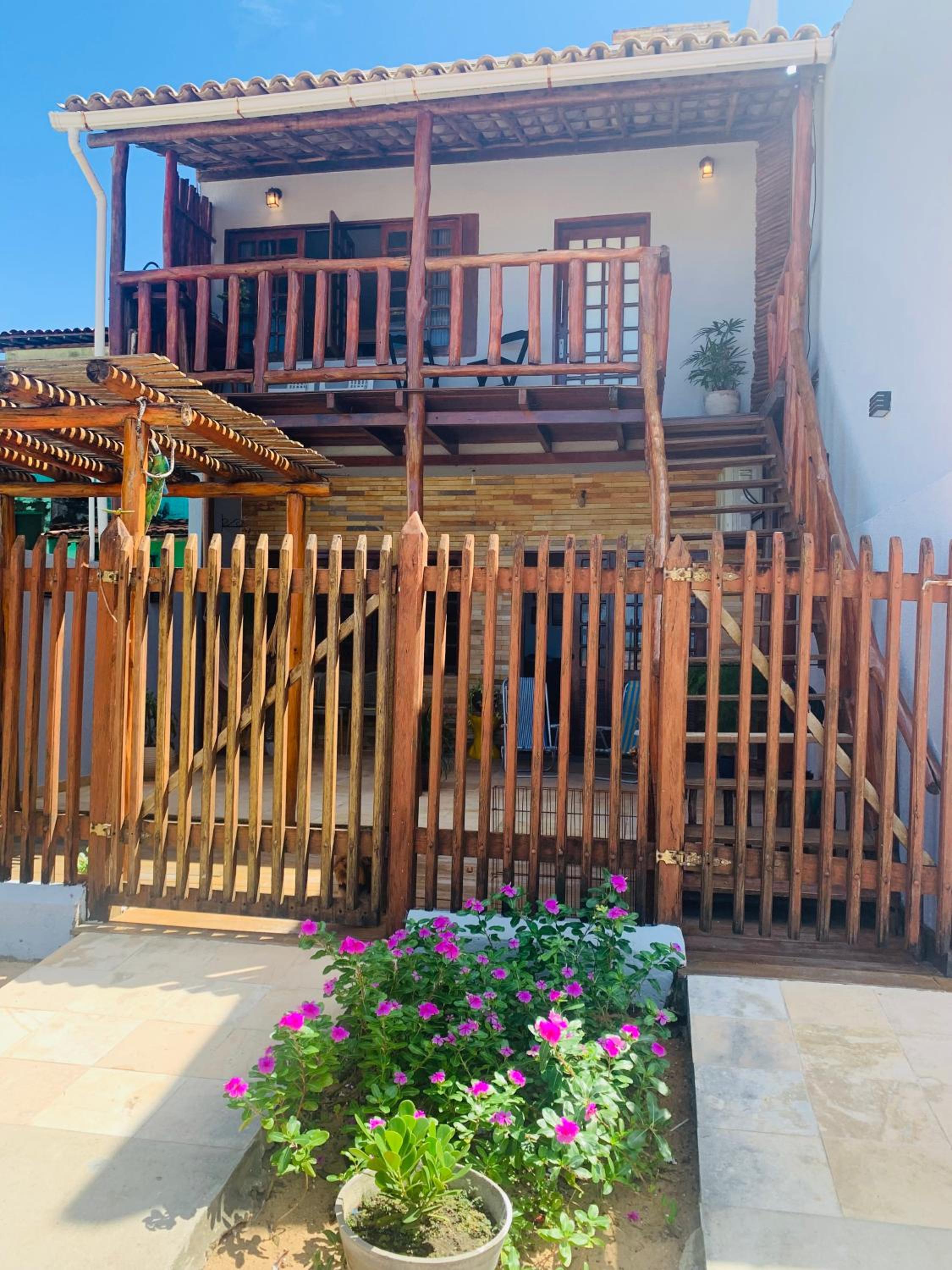 Suíte frente mar com cozinha e quintal pés na areia