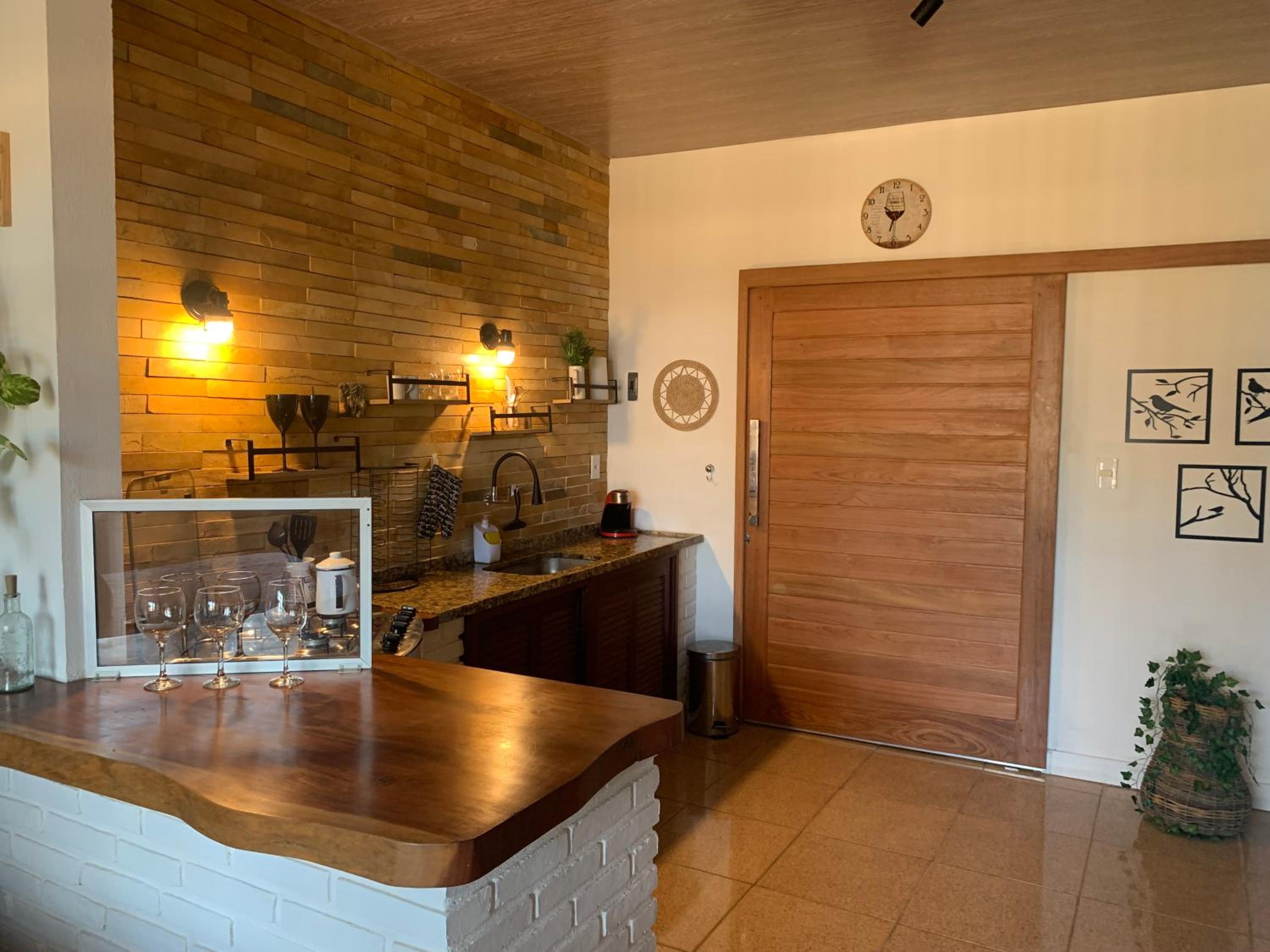 Suíte frente mar com cozinha e quintal pés na areia