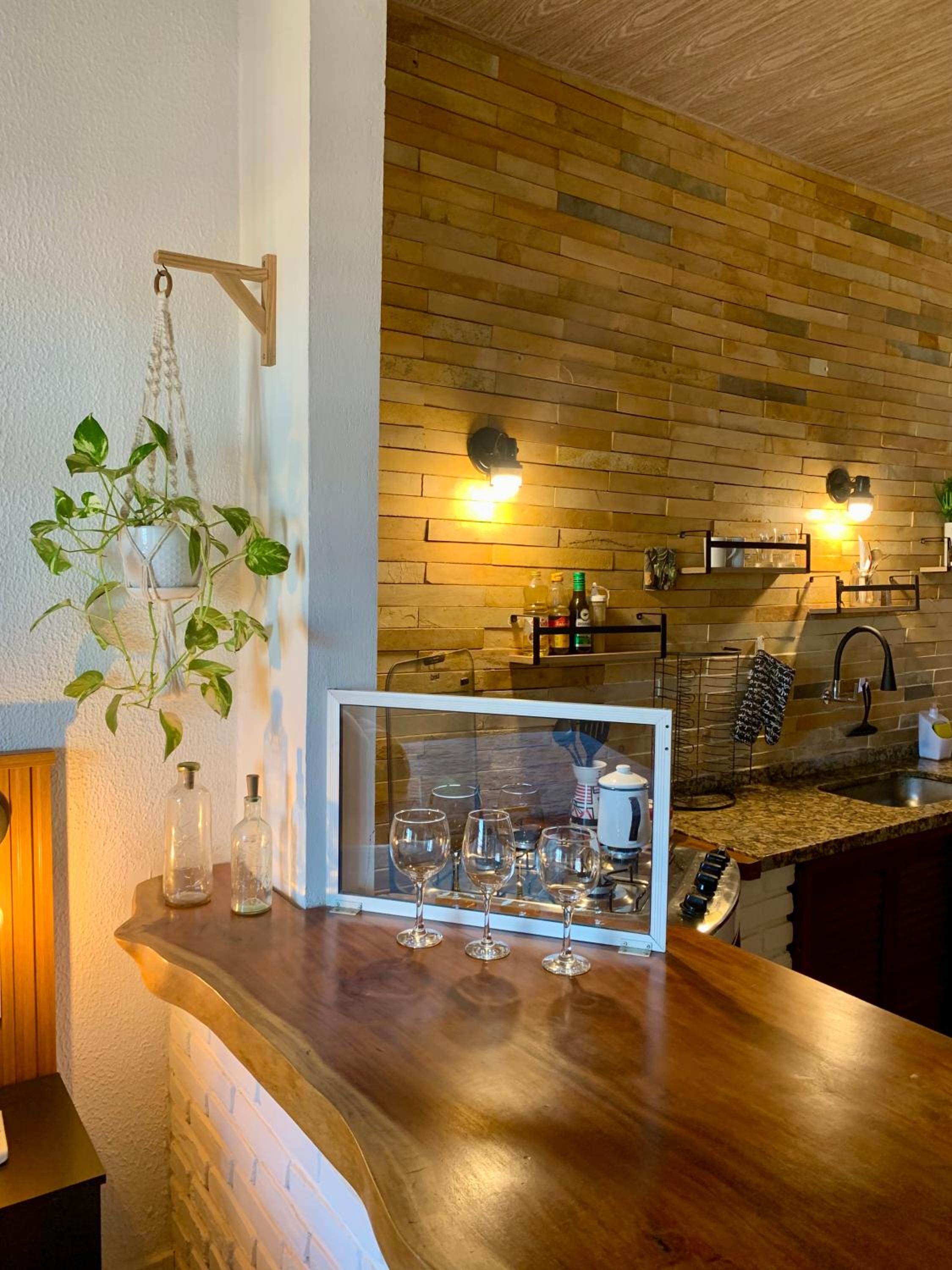 Suíte frente mar com cozinha e quintal pés na areia