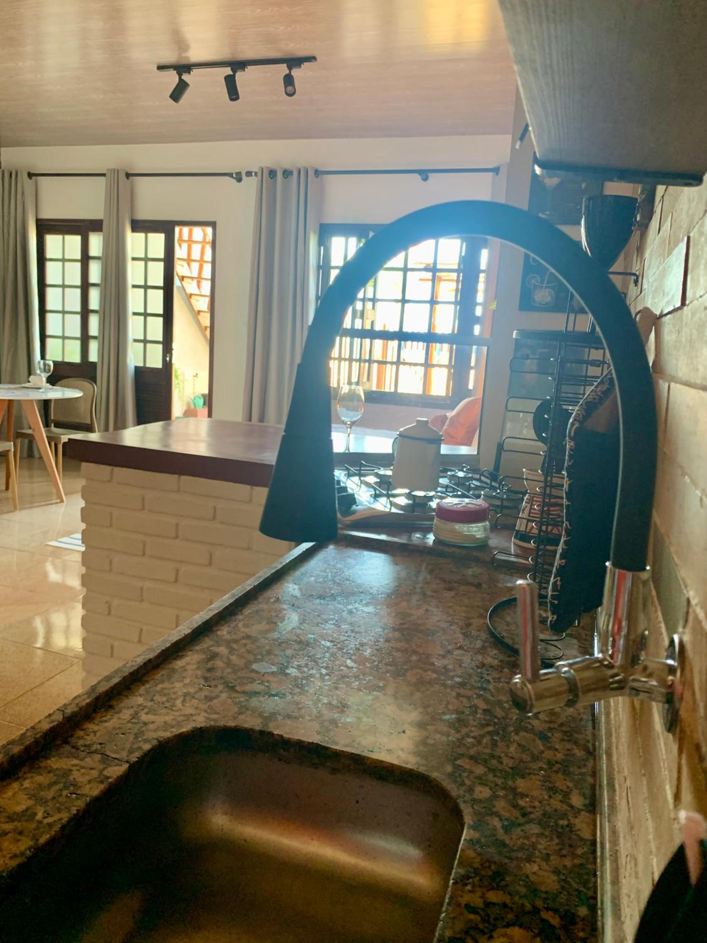 Suíte frente mar com cozinha e quintal pés na areia