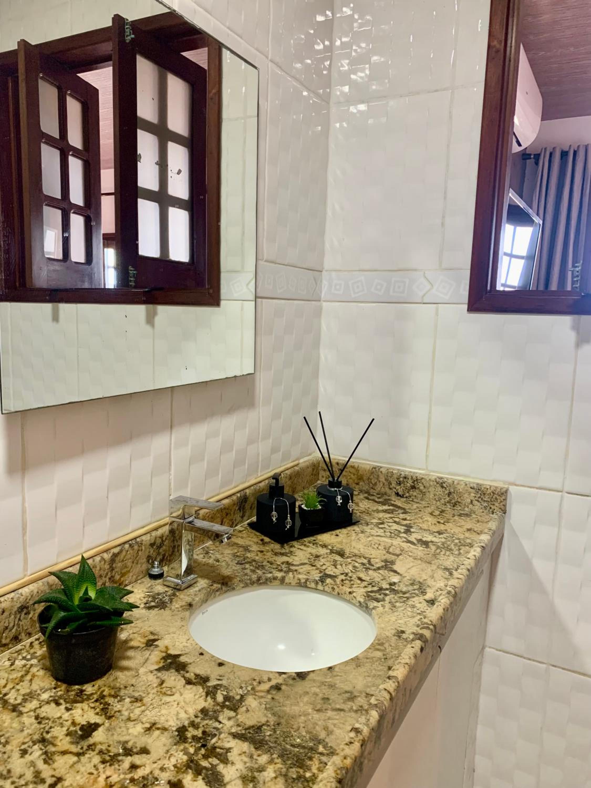 Suíte frente mar com cozinha e quintal pés na areia