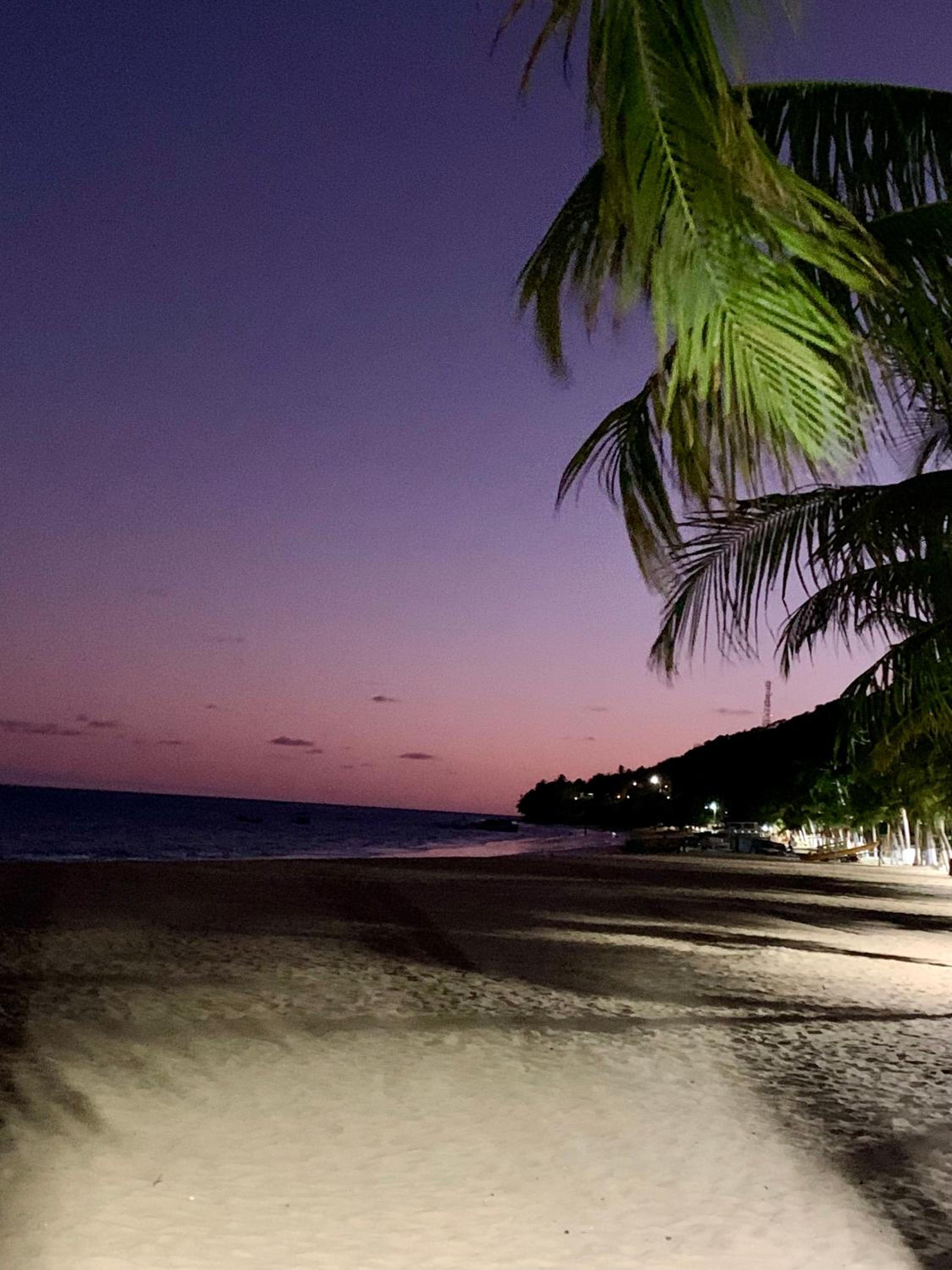 Suíte frente mar com cozinha e quintal pés na areia