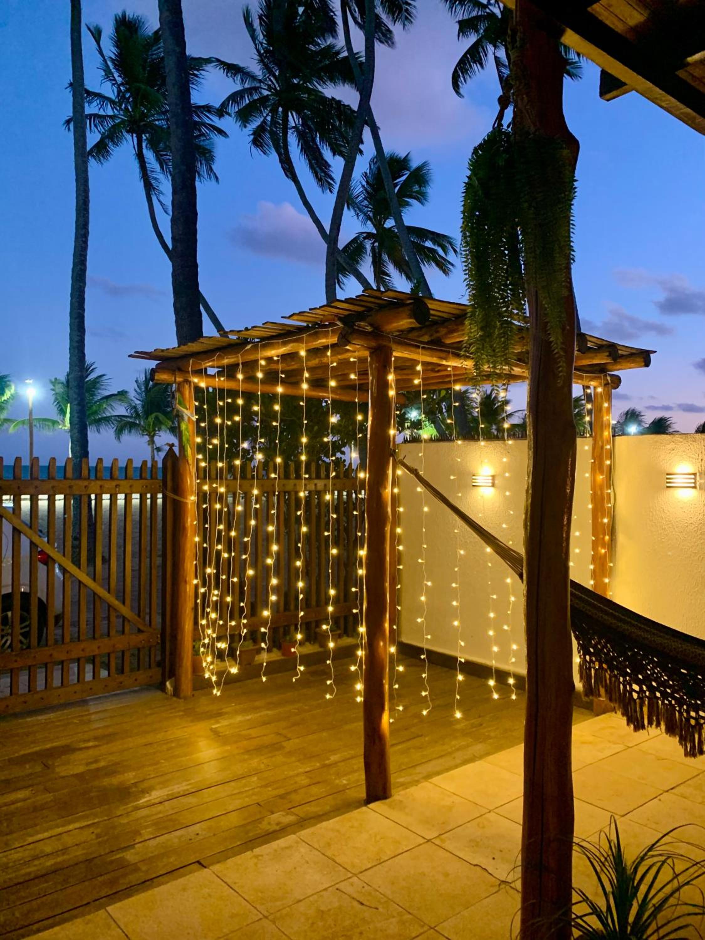Suíte frente mar com cozinha e quintal pés na areia