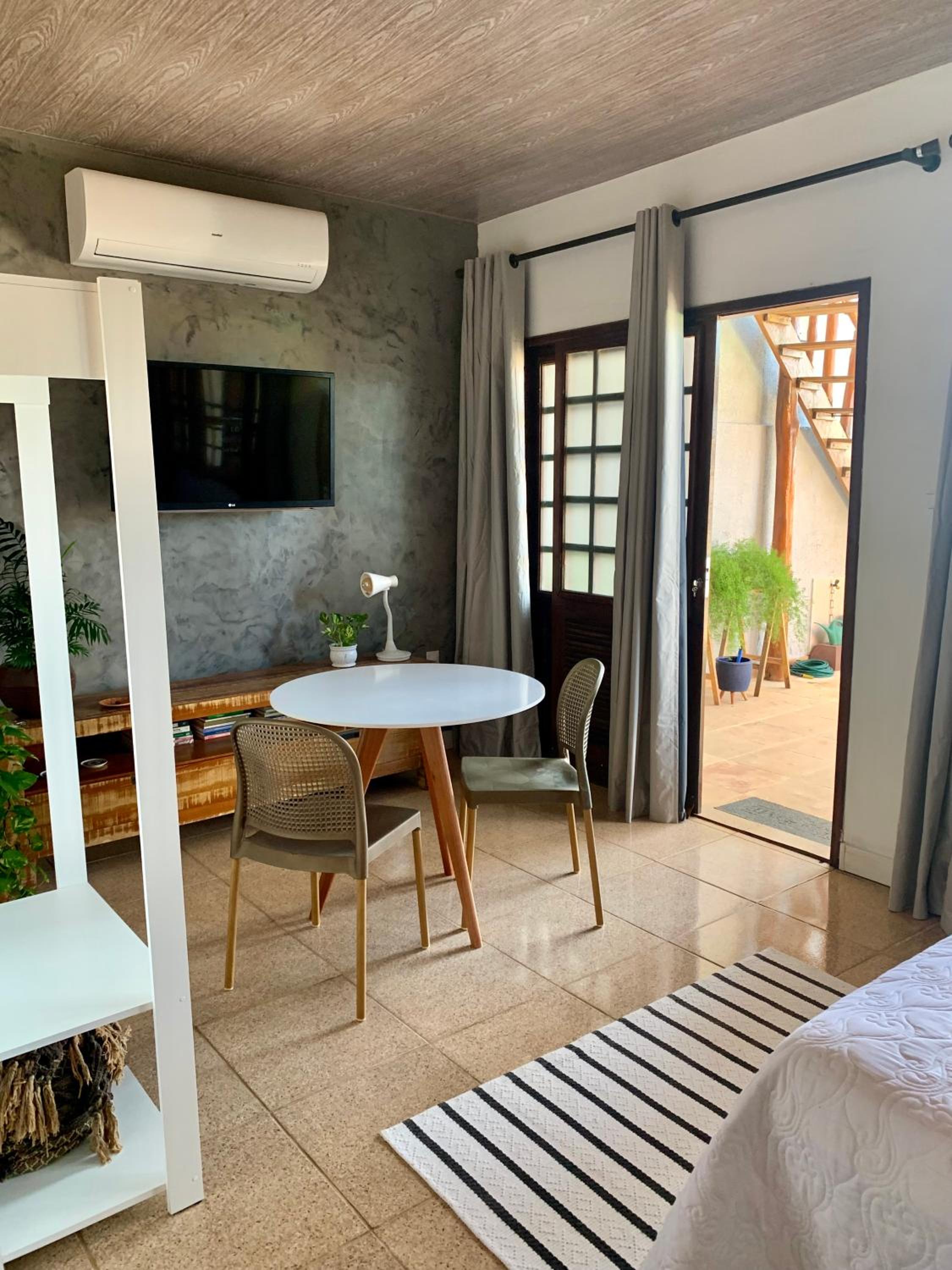 Suíte frente mar com cozinha e quintal pés na areia