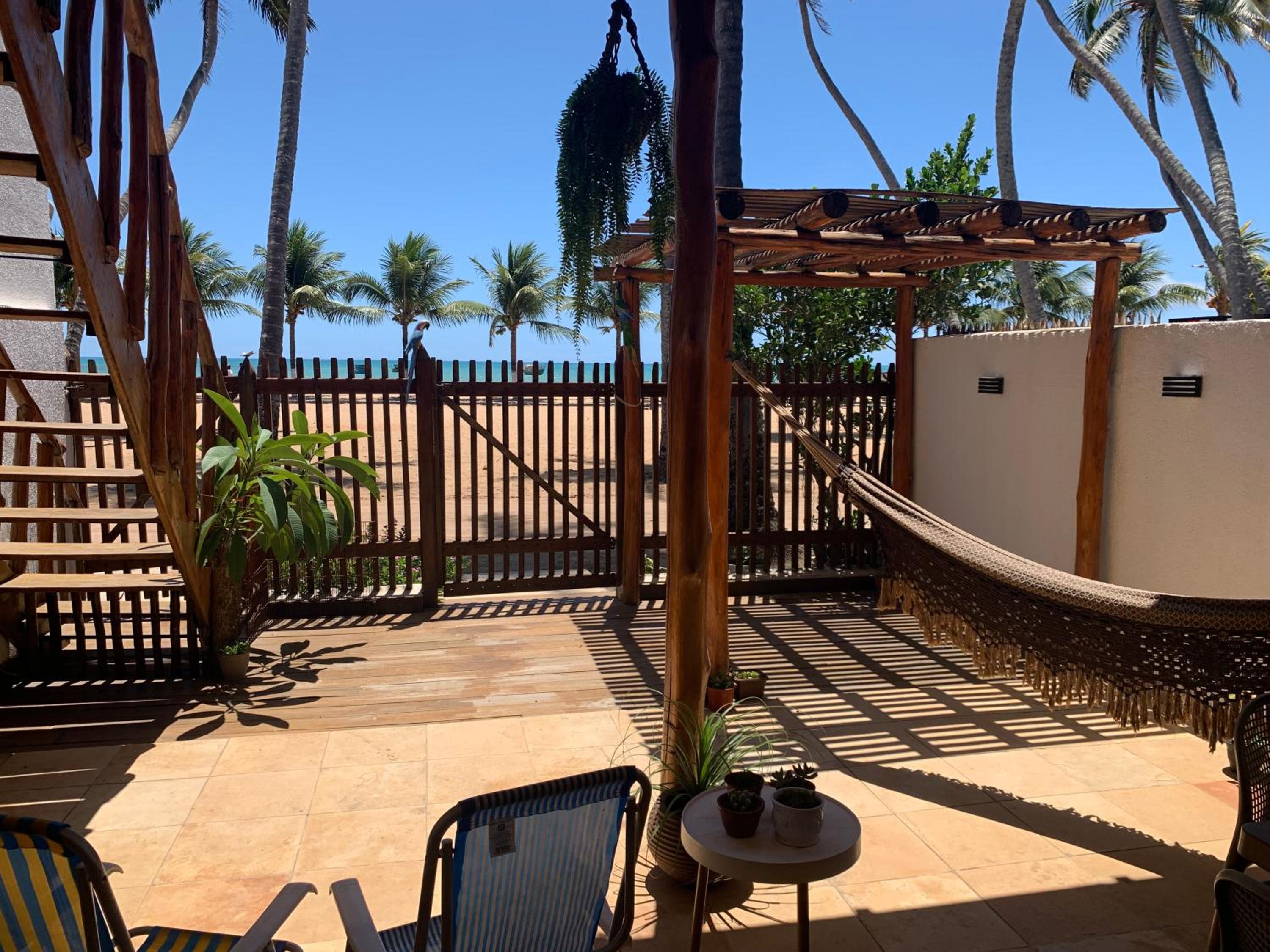 Suíte frente mar com cozinha e quintal pés na areia