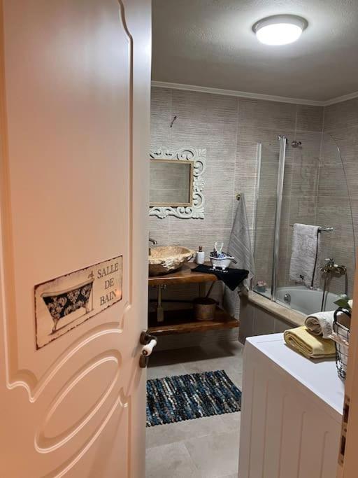 Peaceful summer house en Kamára — bathroom