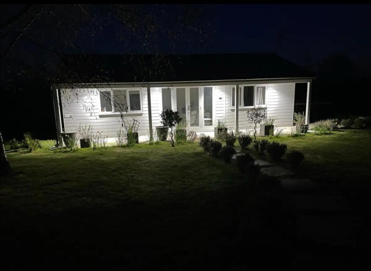 Hotel Orchard Retreat - Rural Cabin - Private Hot Tub!