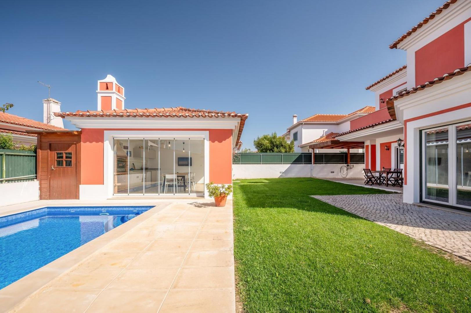 GuestReady - Sunshine oasis with pool view 3