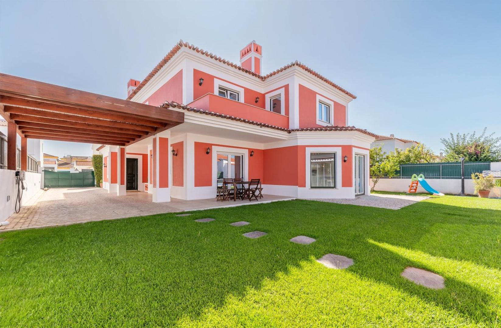 GuestReady - Sunshine oasis with pool view 4