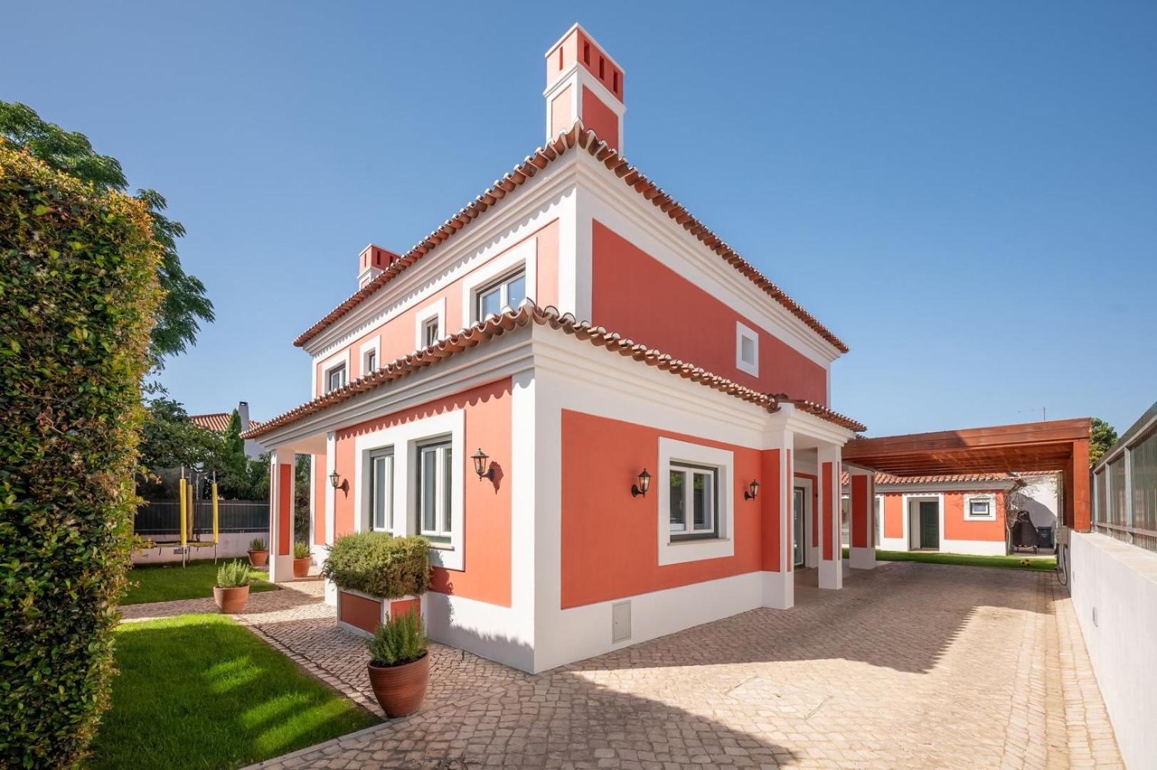 GuestReady - Sunshine oasis with pool view 5
