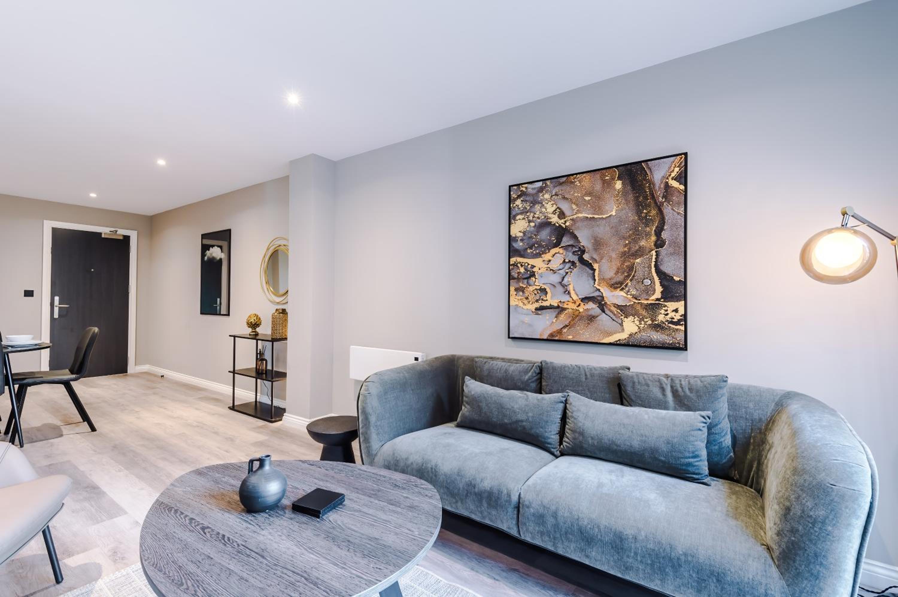 Premium 3 Bed Apartment City Centre - Free Parking view 5