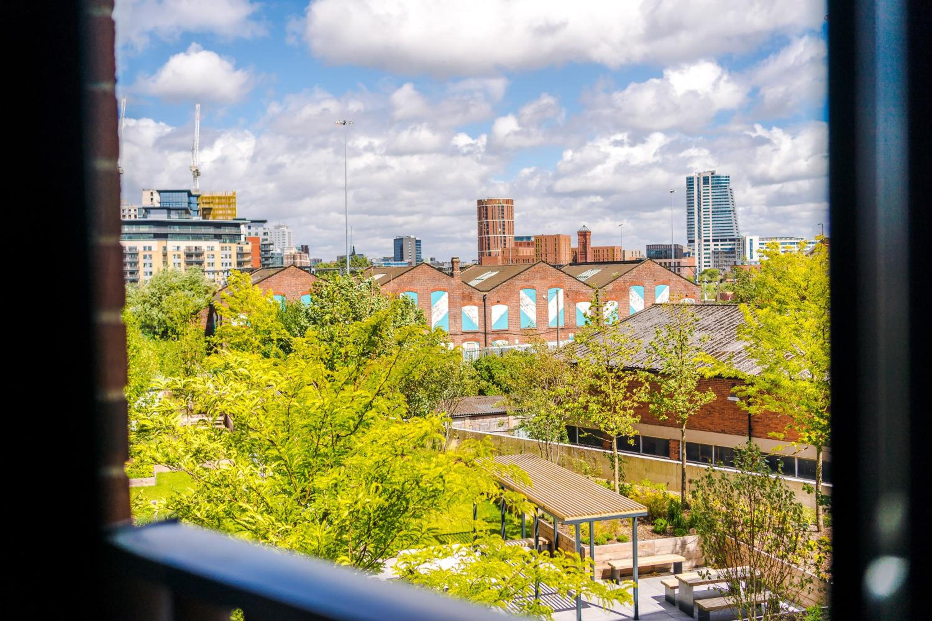 Premium 3 Bed Apartment City Centre - Free Parking view 4