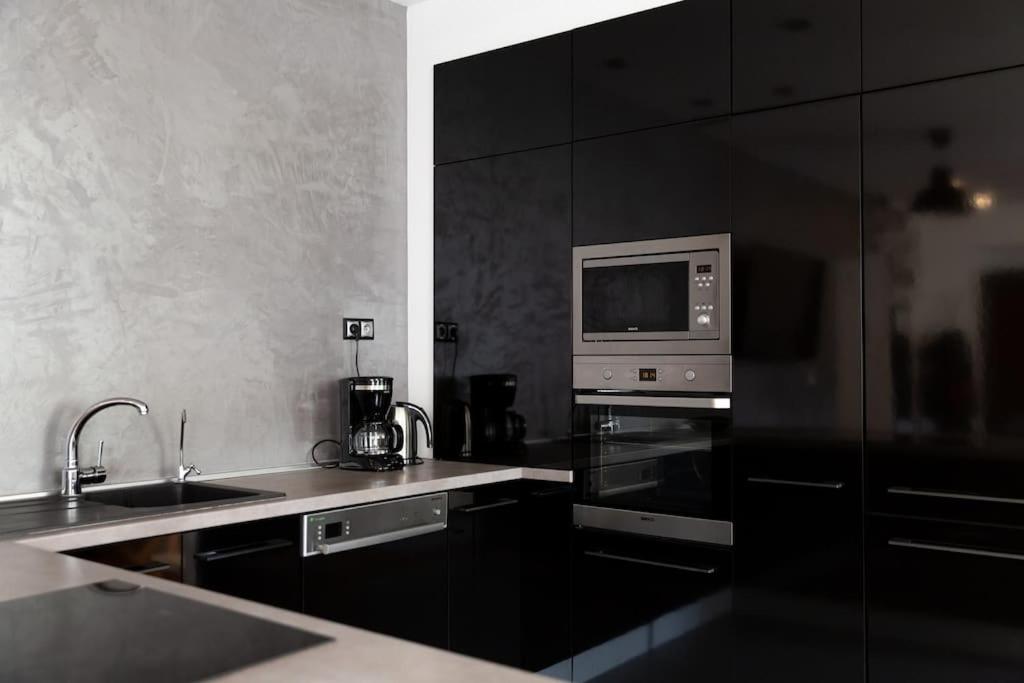 EverGreen - Design & Spacious Old Town Apartment with AC, 1,5 Bath, Family-Friendly view 4