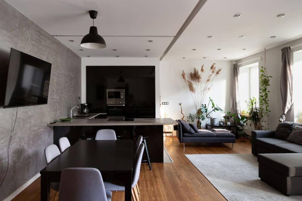 EverGreen - Design & Spacious Old Town Apartment with AC, 1,5 Bath, Family-Friendly view 2