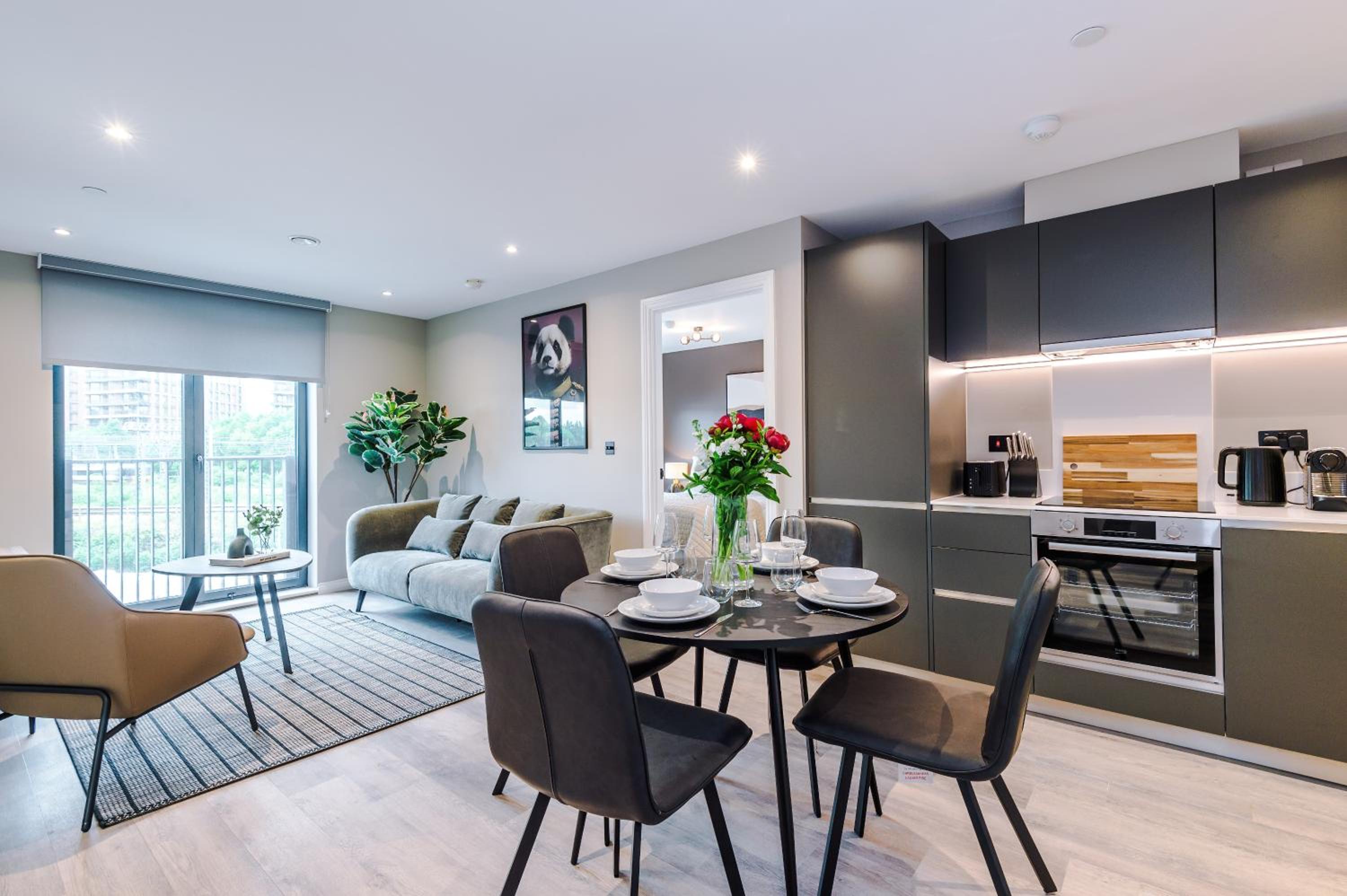 Modern 2 Bed Flat Leeds City Centre view 2