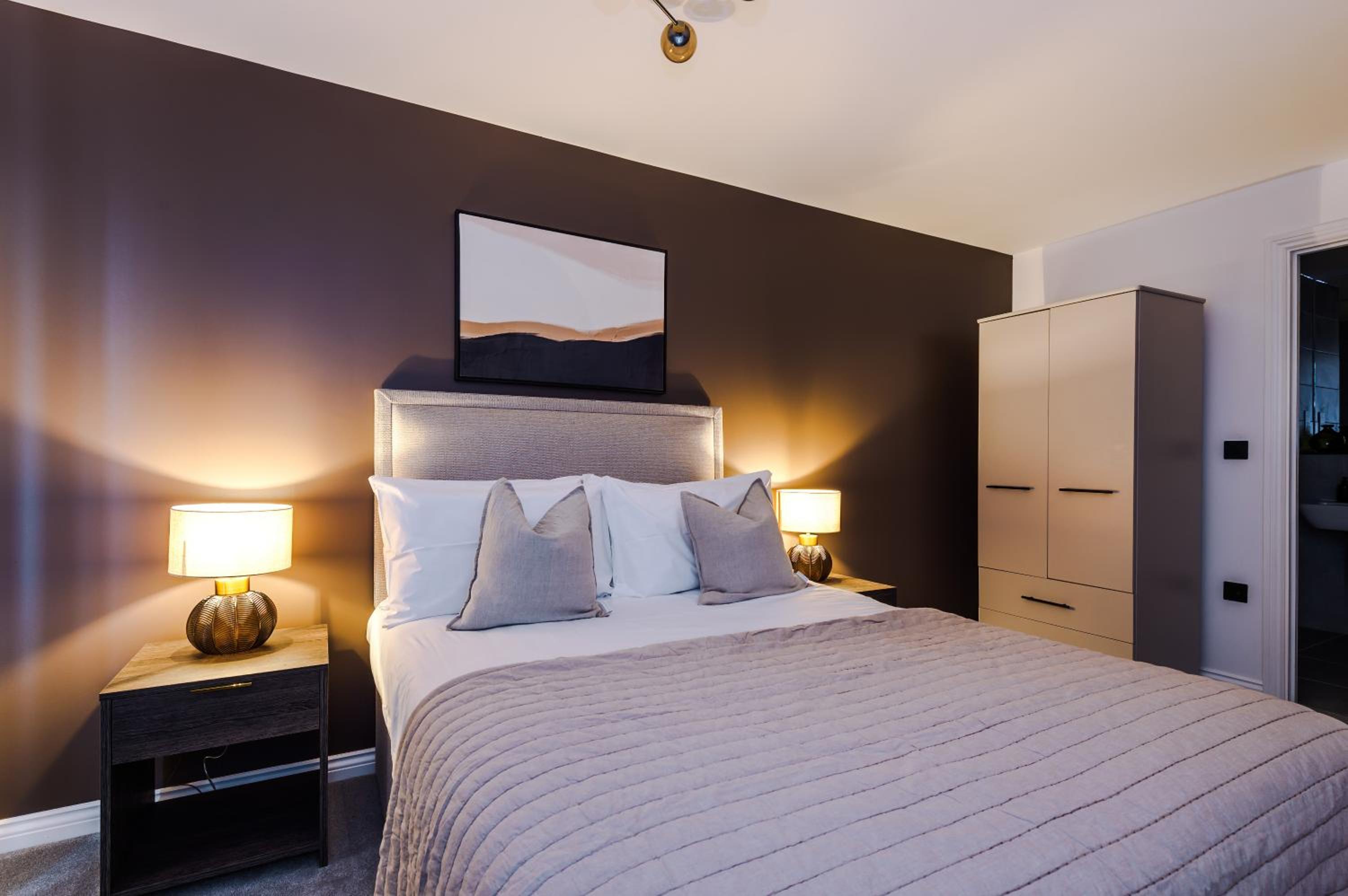 Modern 2 Bed Flat Leeds City Centre view 5