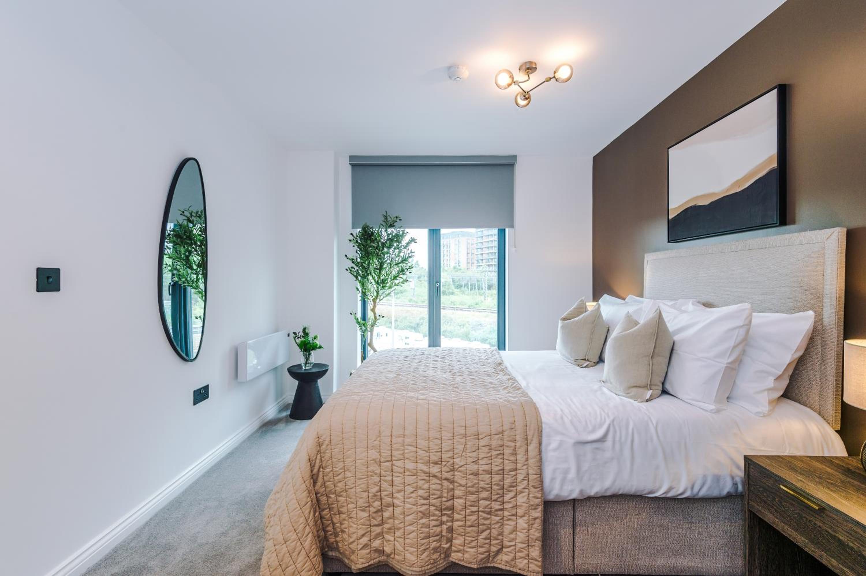 Modern 2 Bed Flat Leeds City Centre view 4