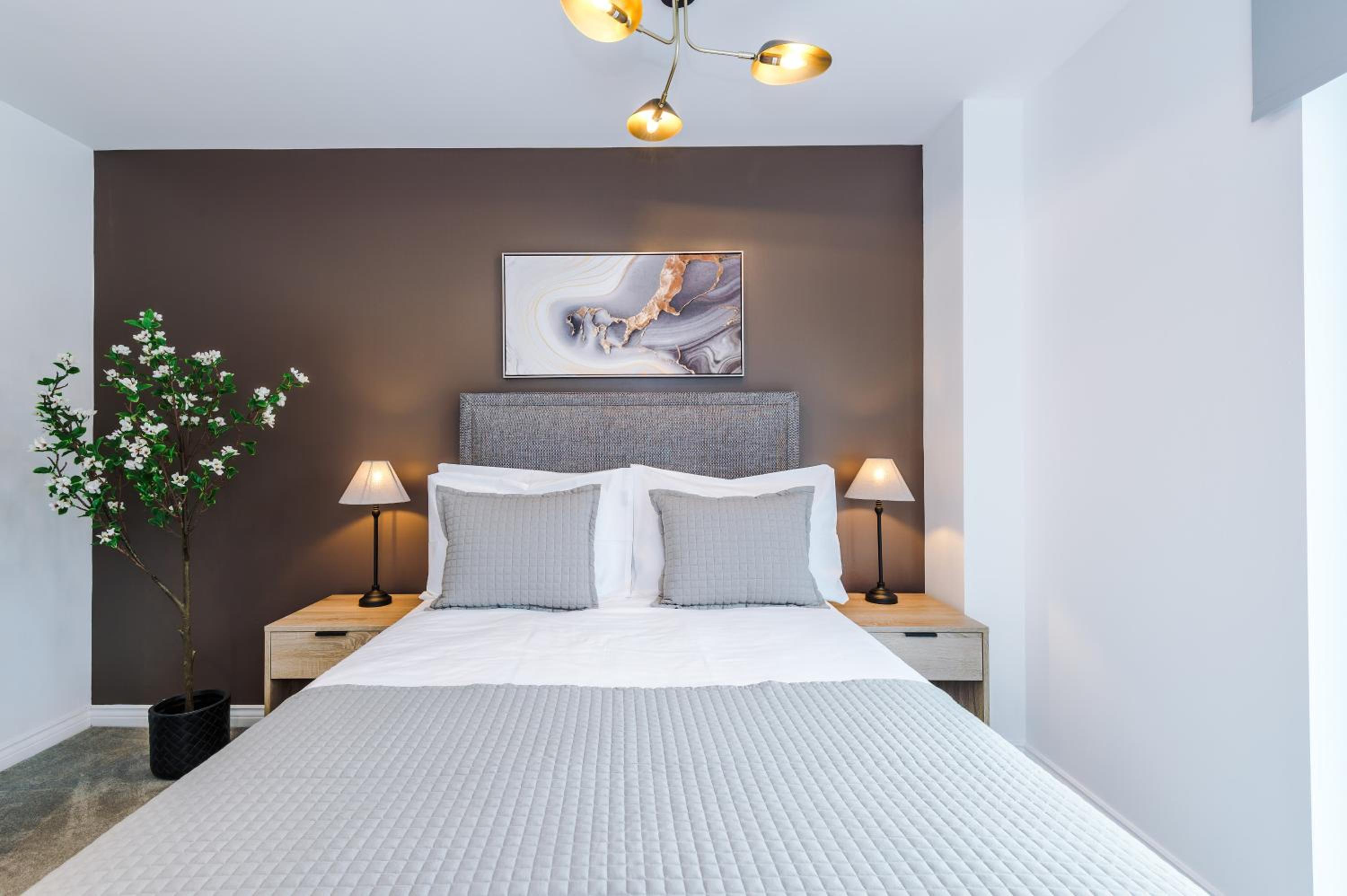 Modern 2 Bed Flat Leeds City Centre view 3