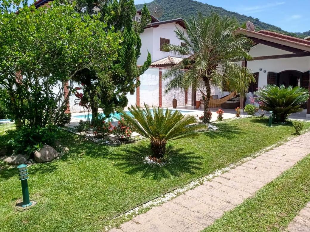 Linda casa com piscina à 3min da Praia caminhando