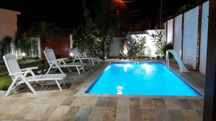 Linda casa com piscina à 3min da Praia caminhando
