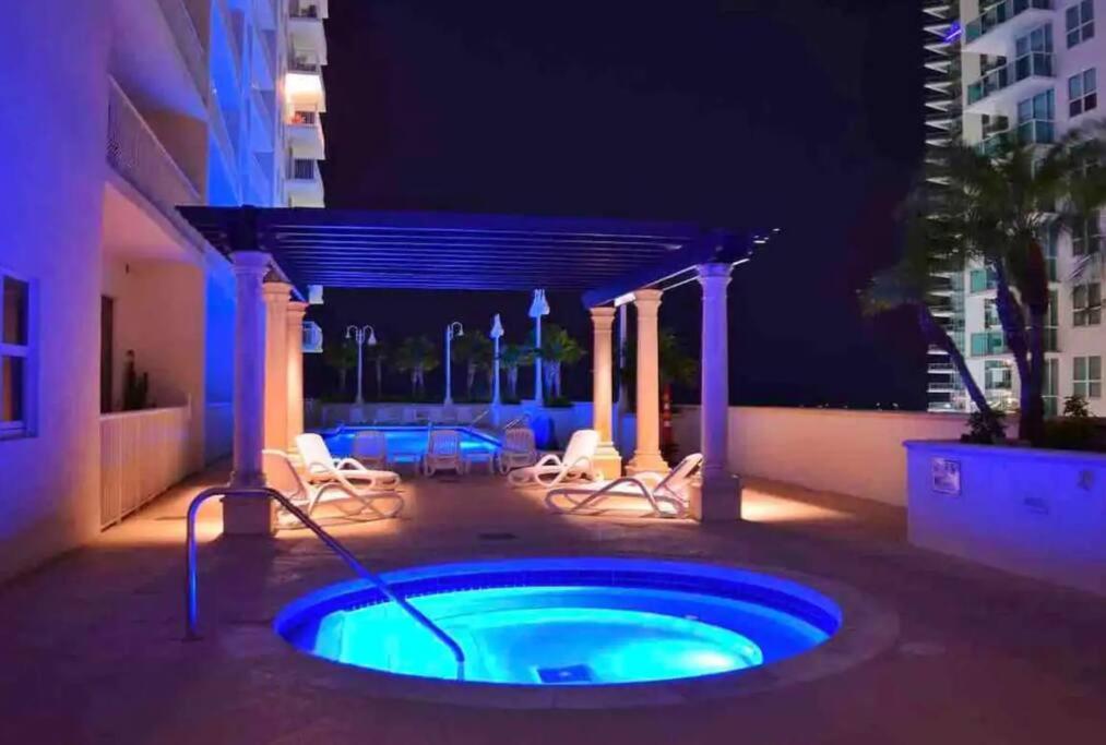 2 bed condo, Queen sofa bed Brickell, Free Parking, Pool, Gym