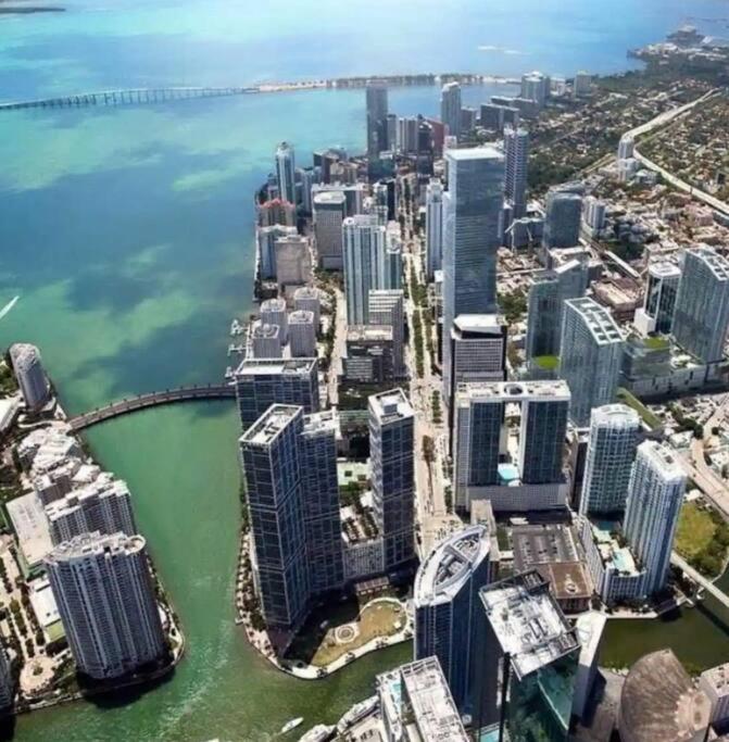 2 bed condo, Queen sofa bed Brickell, Free Parking, Pool, Gym