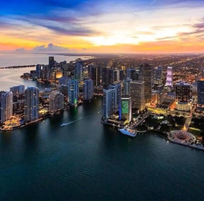 2 bed condo, Queen sofa bed Brickell, Free Parking, Pool, Gym