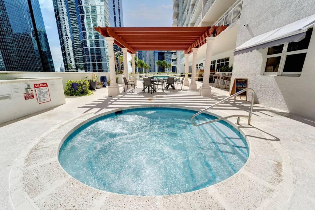 2 bed condo, Queen sofa bed Brickell, Free Parking, Pool, Gym