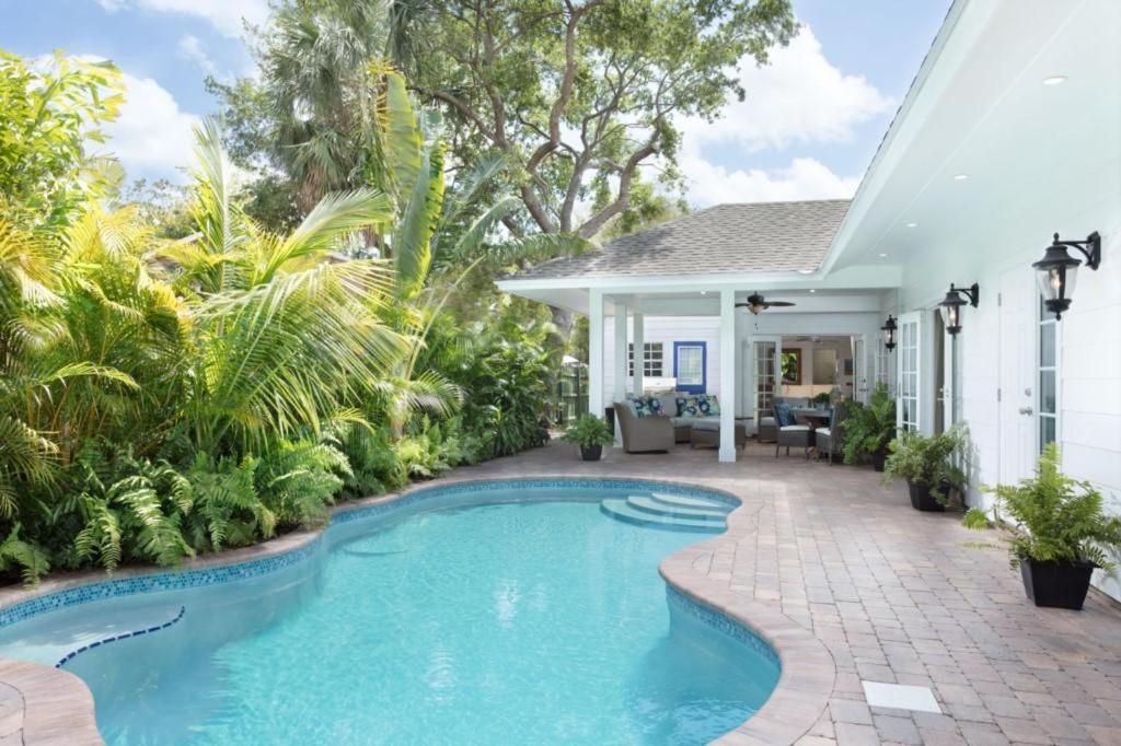 Palm Beach Oasis - Indulge in Garden Tranquility with Alfresco Dining