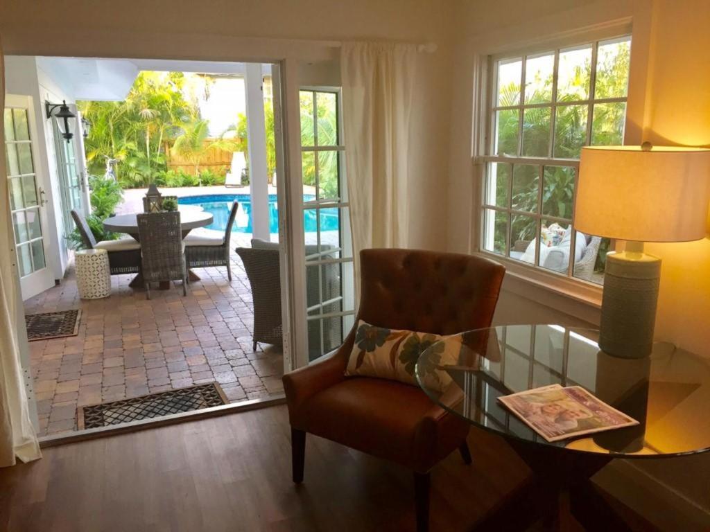 Palm Beach Oasis - Indulge in Garden Tranquility with Alfresco Dining