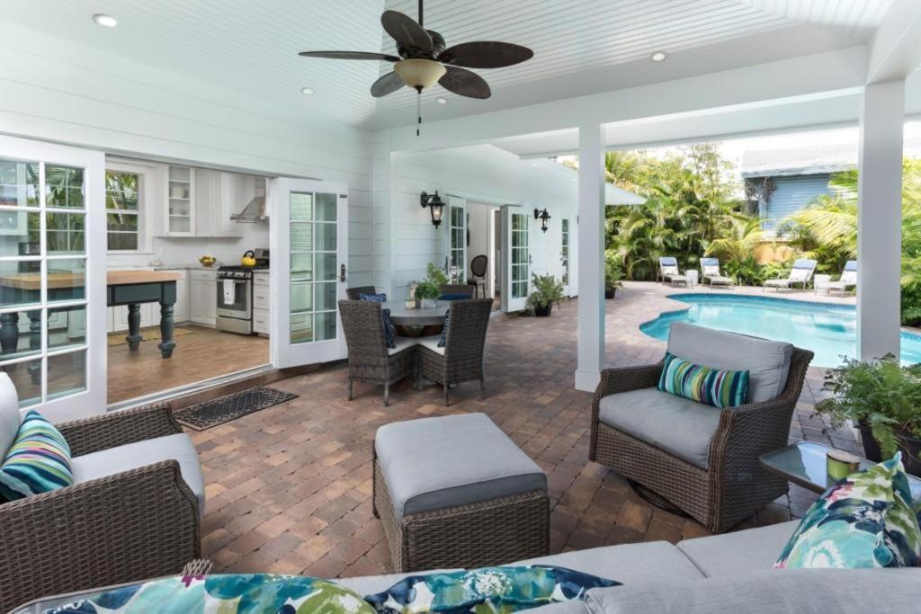 Palm Beach Oasis - Indulge in Garden Tranquility with Alfresco Dining