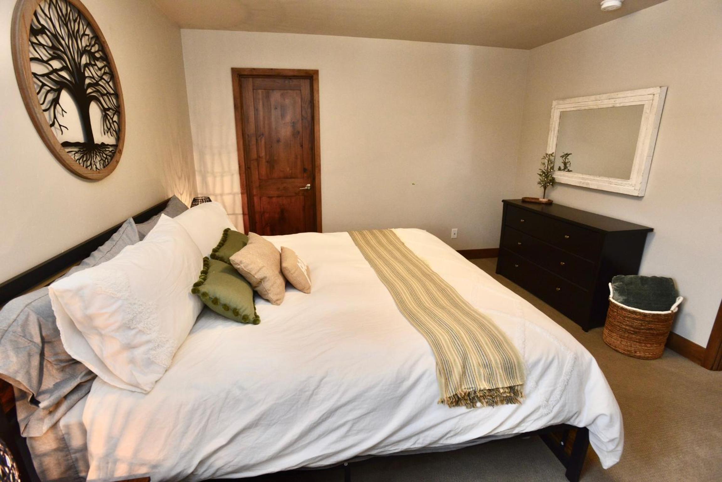 Silverpine Gem - Downtown - Walk to shops, restaurants, Payette Lake - WiFi view 3