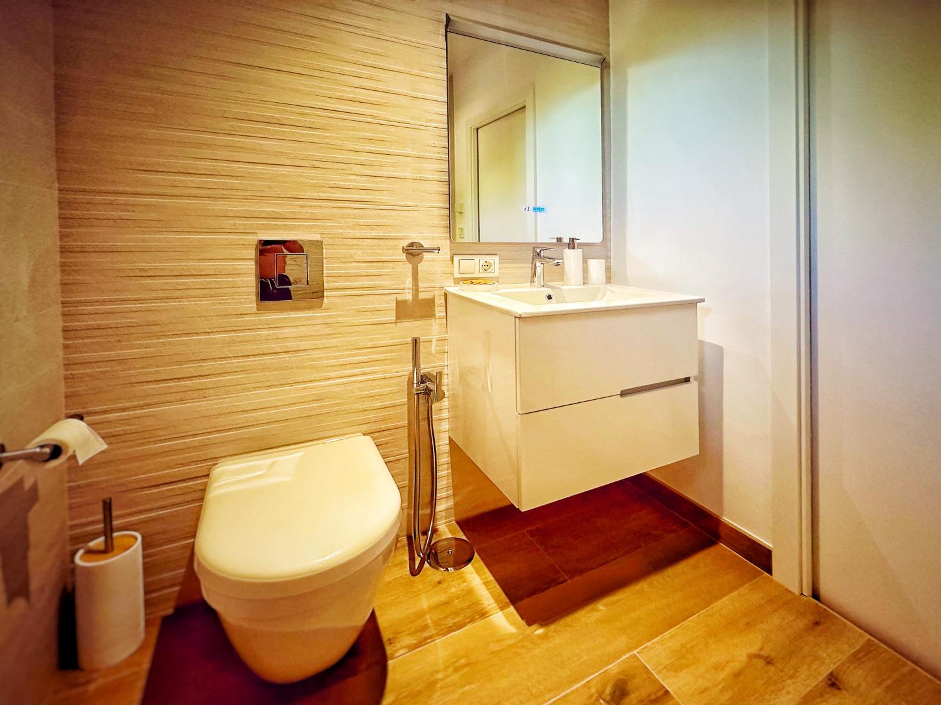 2 Bed Villa - Sleeps 4 - Hot Tub - Parking