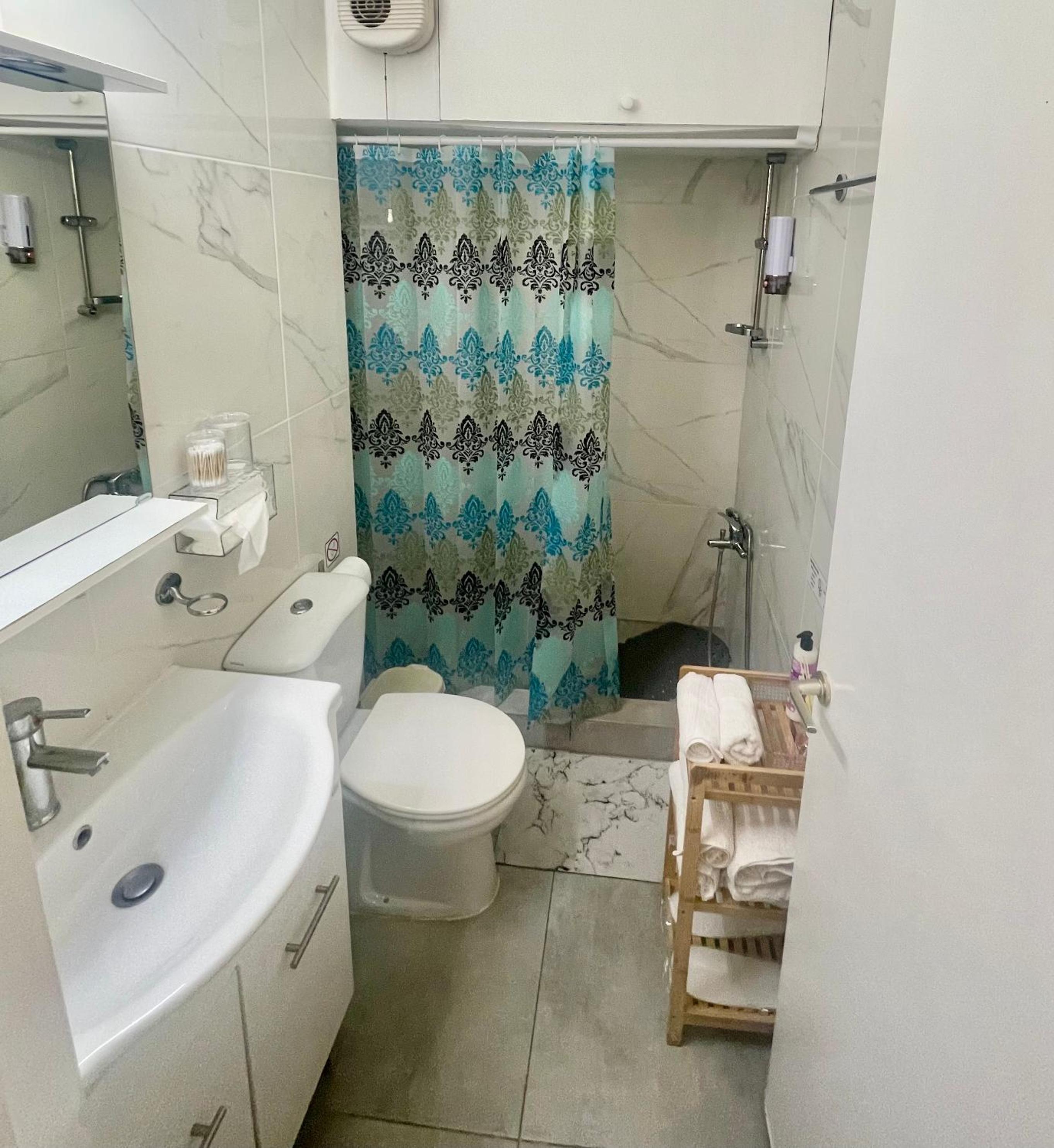 Ibiscus Pool & Garden Apartment Walk to Beach, Harbour & Castle, Kato Paphos