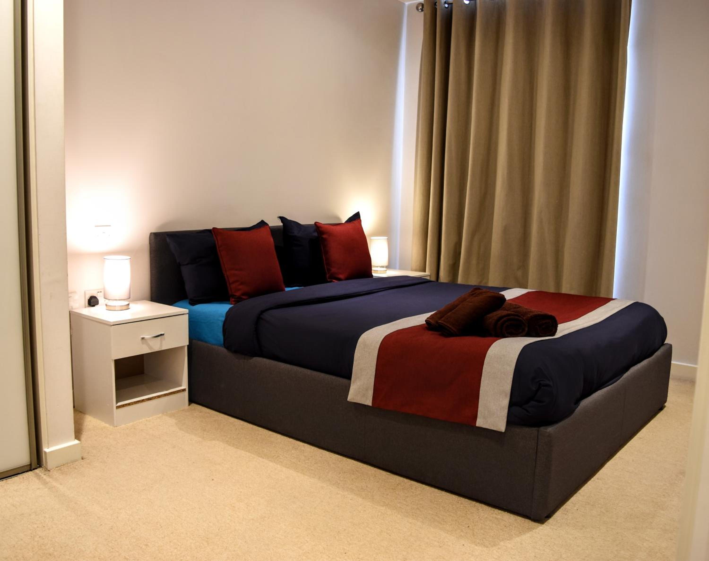 Modern London Apartment near Greenwich - Rooftop City View