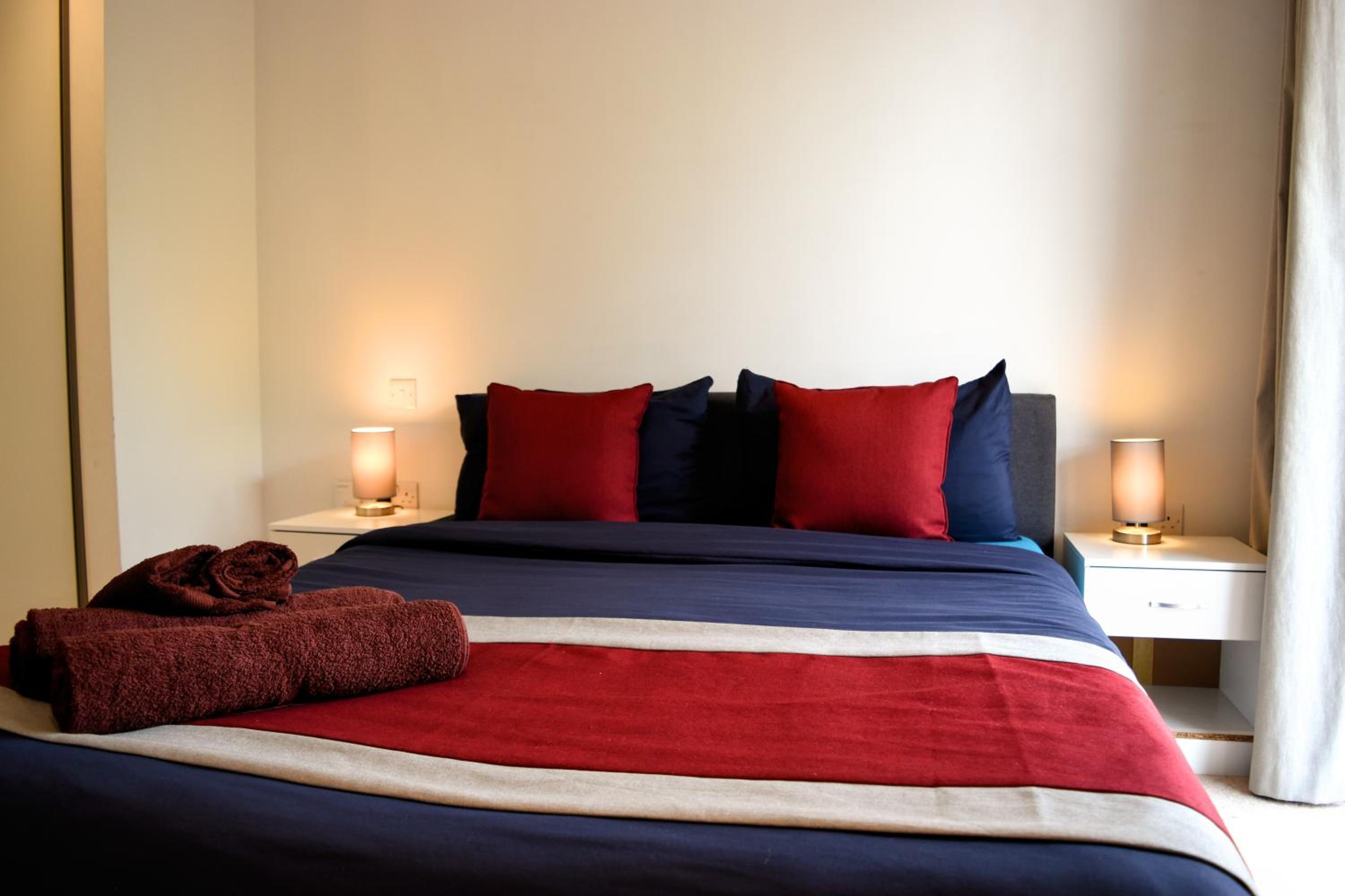 Modern London Apartment near Greenwich - Rooftop City View