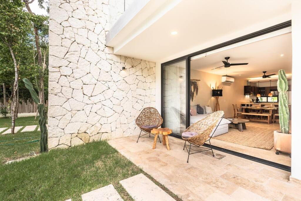 New 2 BR 2 Badrooms pool front concierge view 4
