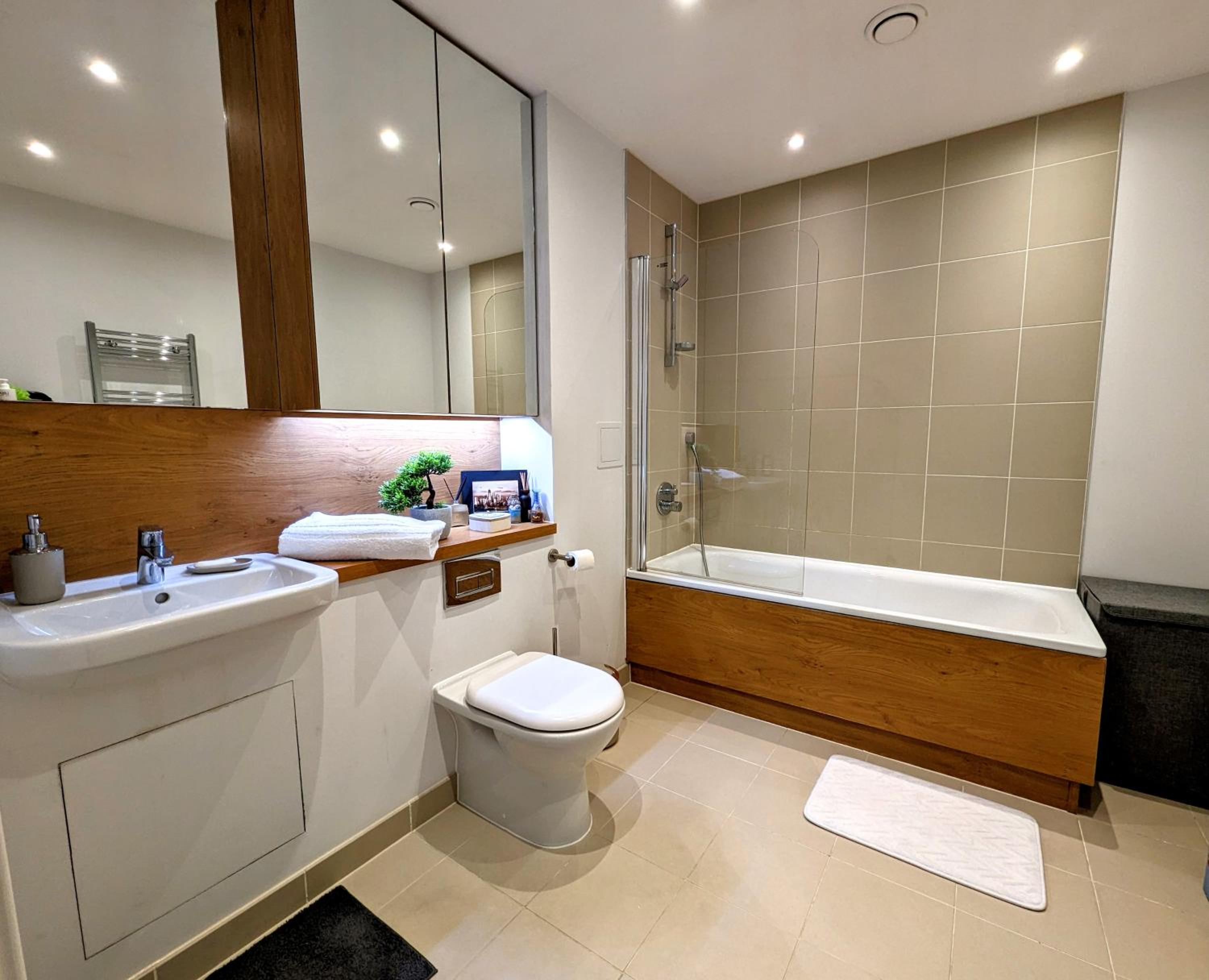 Modern London Apartment near Greenwich - Rooftop City View