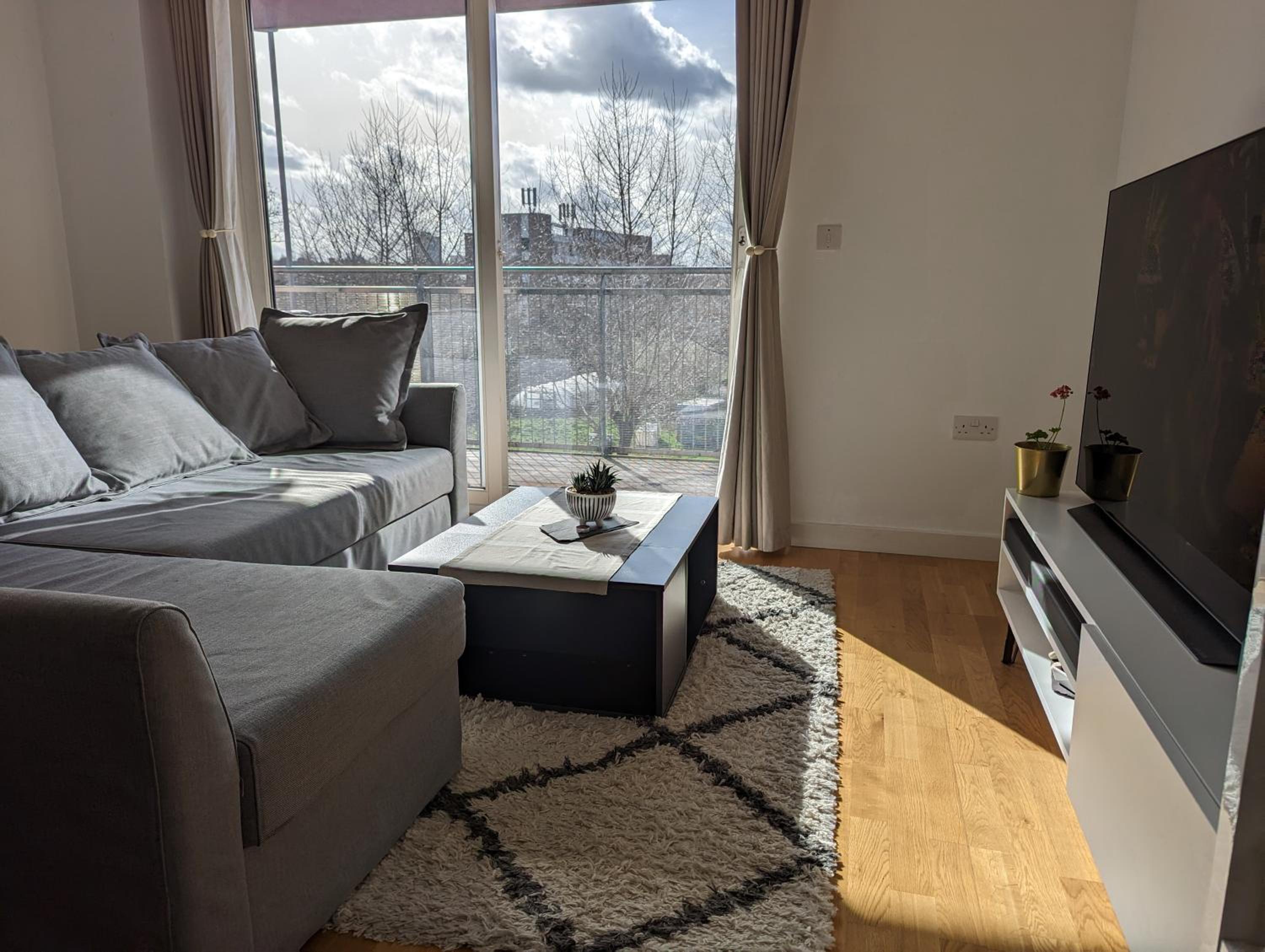 Modern London Apartment near Greenwich - Rooftop City View