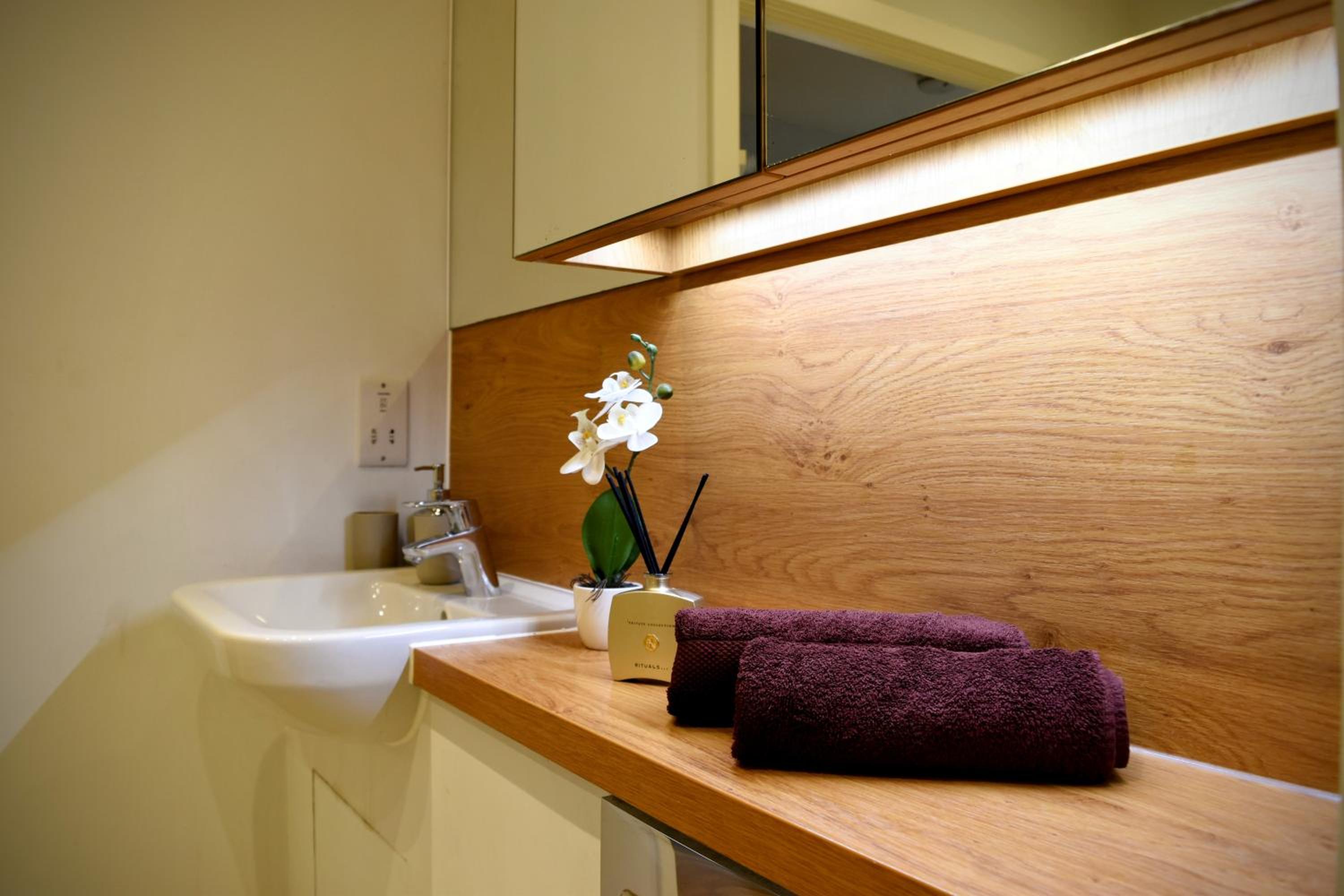 Modern London Apartment near Greenwich - Rooftop City View