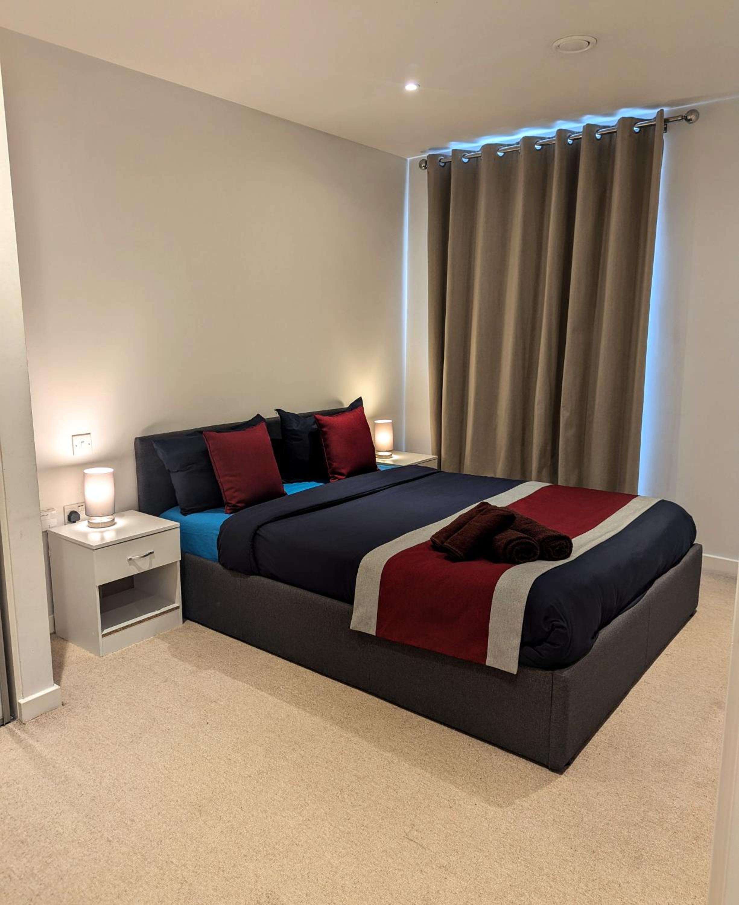 Modern London Apartment near Greenwich - Rooftop City View
